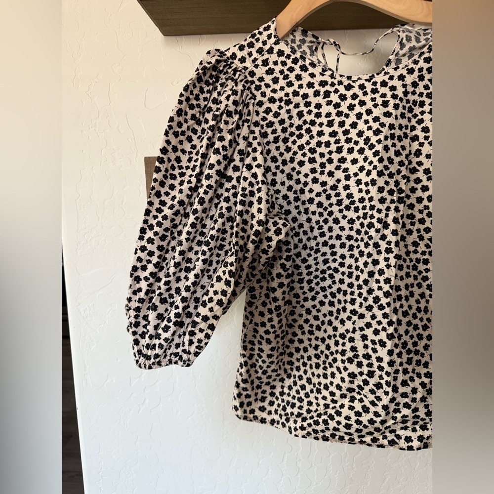 H&M|Cream & black ditsy floral puff sleeve blouse in boho cottagecore style•••6